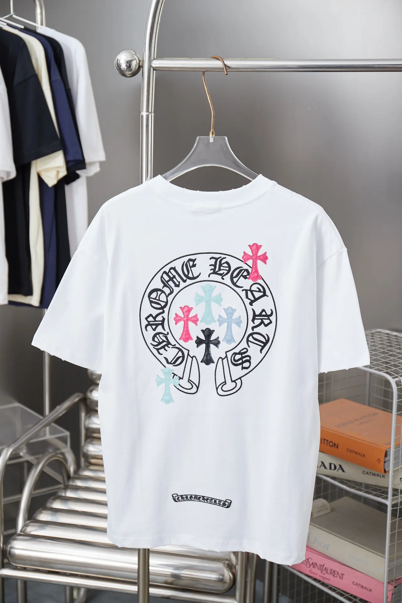 🅿️190 Ch*ome Hearte 25SS Early Spring New Style Embroidered Contrasting Cro Heart Label Short Sleeves Light Luxury Essential Item for Daily Commuting for Men and Women Correct Version Welcome to Compare Detailed Features · 320g 100% pure cotton double yarn jersey fabric · Custom dyed in the same cylinder, special thickened 32 pieces double-strand 1X1 thread · Imported Tajima machine embroidery tatami embroidery · Hand-embroidered leather tag hardware · Double-needle stitching and cross-stitch technology · Original main mark, washed tag, branded moisture-proof paper packaging Color: Black/White Size: S/M/L/XL
